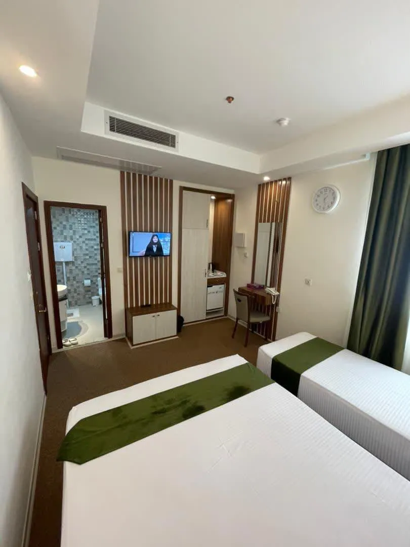 هتل آپارتمان مناجات مشهد - اتاق 3 تخته (1 تخت 2 نفره و 1 تخت 1 نفره)