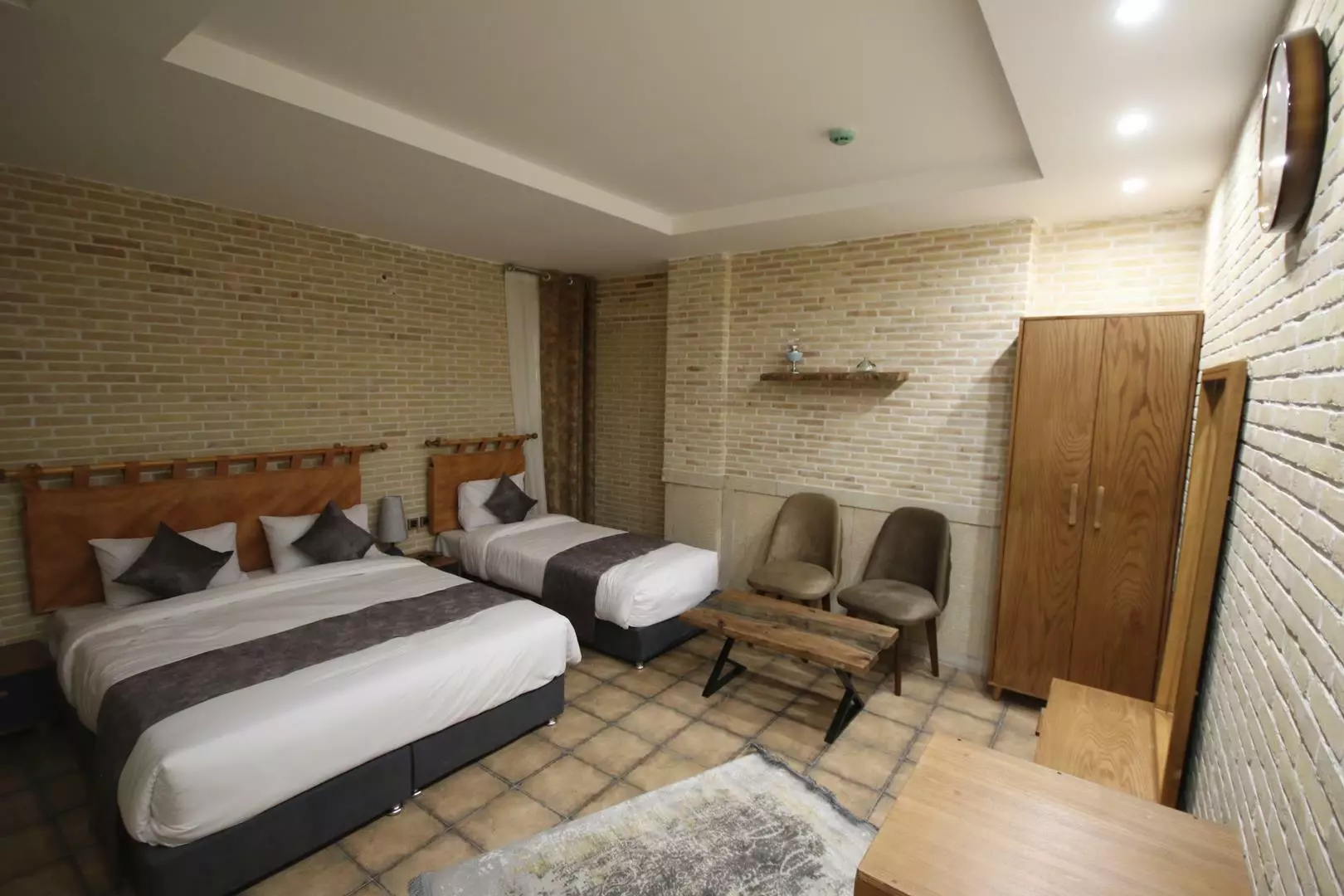 اقامتگاه سنتی هفت دری شیراز - اتاق 3 تخته (1 تخت 2 نفره و 1 تخت 1 نفره)