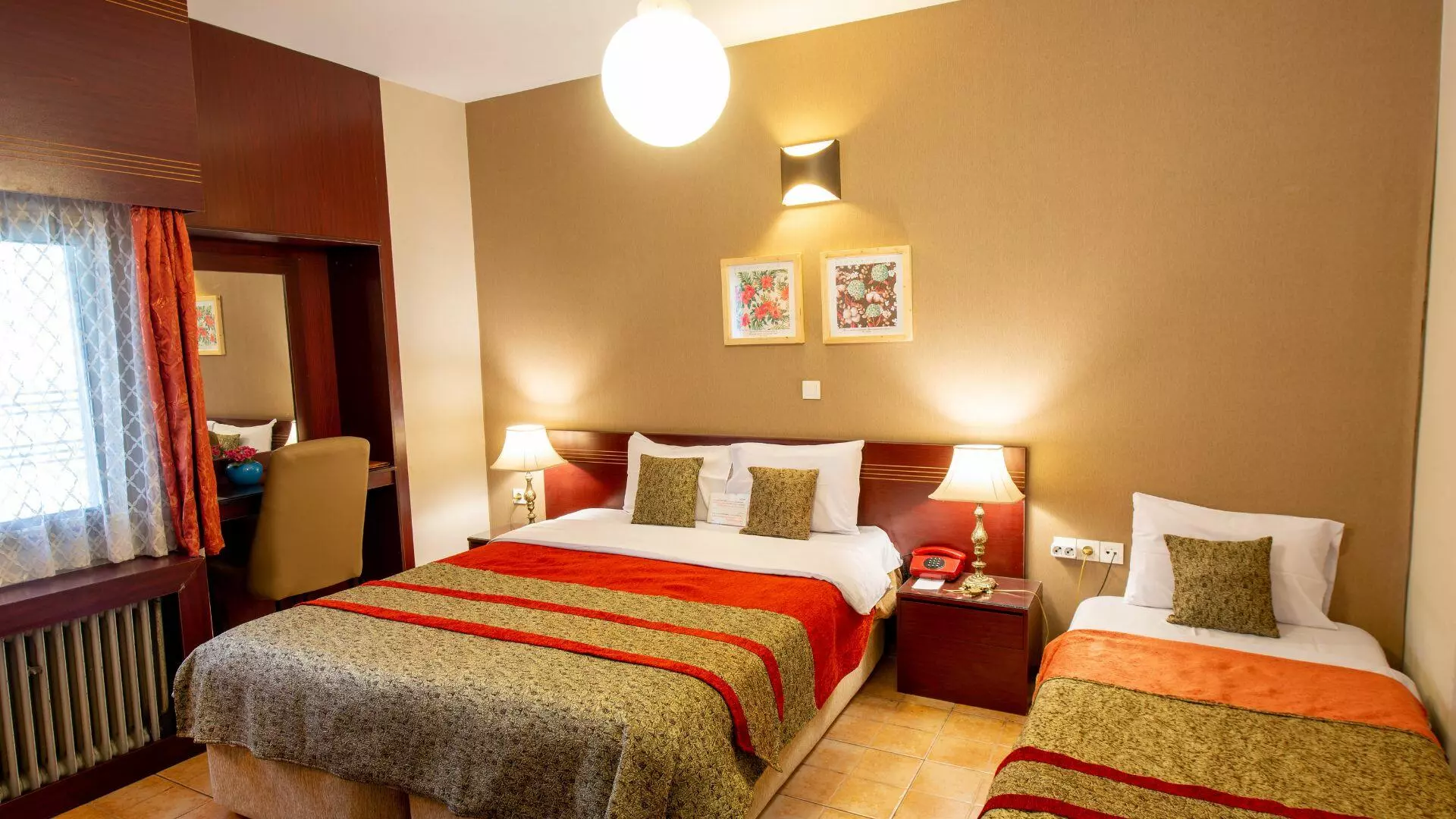 هتل رودکی شیراز - اتاق 3 تخته (1 تخت 2 نفره و 1 تخت 1 نفره)