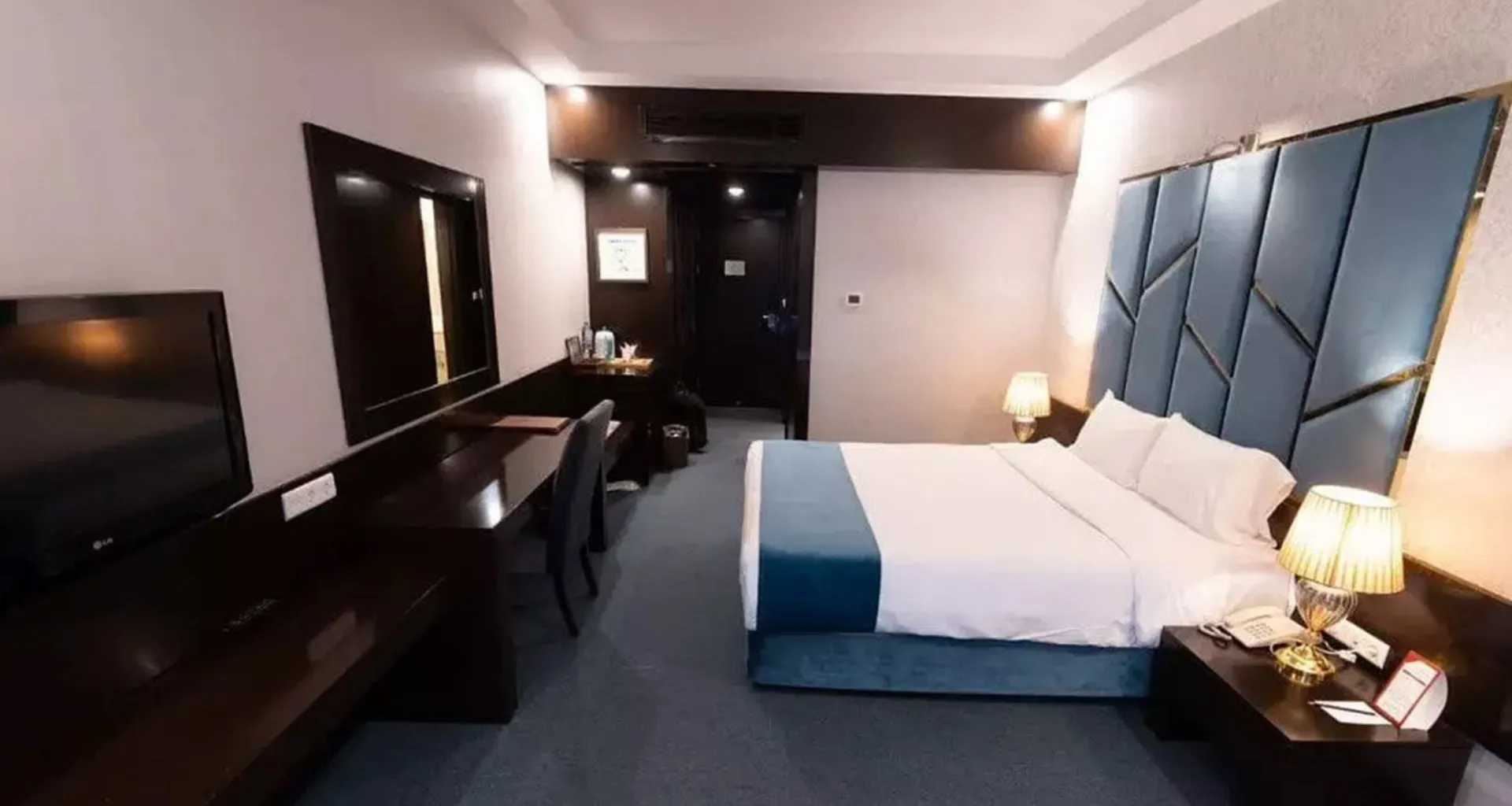 هتل بزرگ چمران شیراز - اتاق 2 تخته (1 تخت 2 نفره)