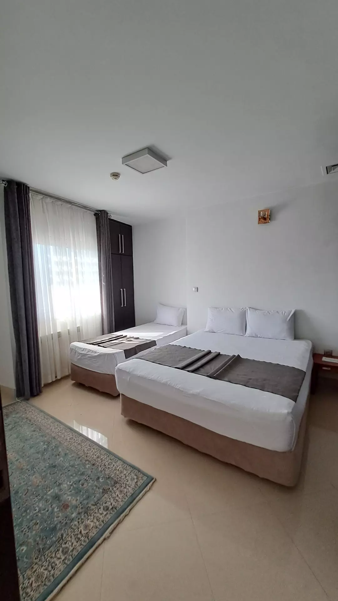 هتل آپارتمان لوتوس پارسیان مشهد - اتاق 3 تخته (1 تخت 2 نفره و 1 تخت 1 نفره)