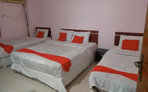 هتل آپارتمان شادناز یک قشم - اتاق 4 تخته (1 تخت 2 نفره 2 تخت 1 نفره)