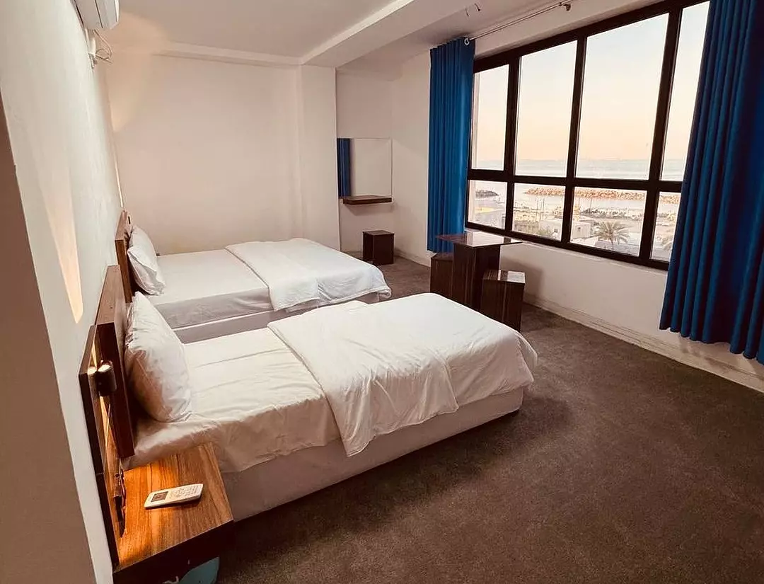 هتل آزادی قشم - اتاق 3 تخته (1 تخت 2 نفره 1 تخت 1 نفره)