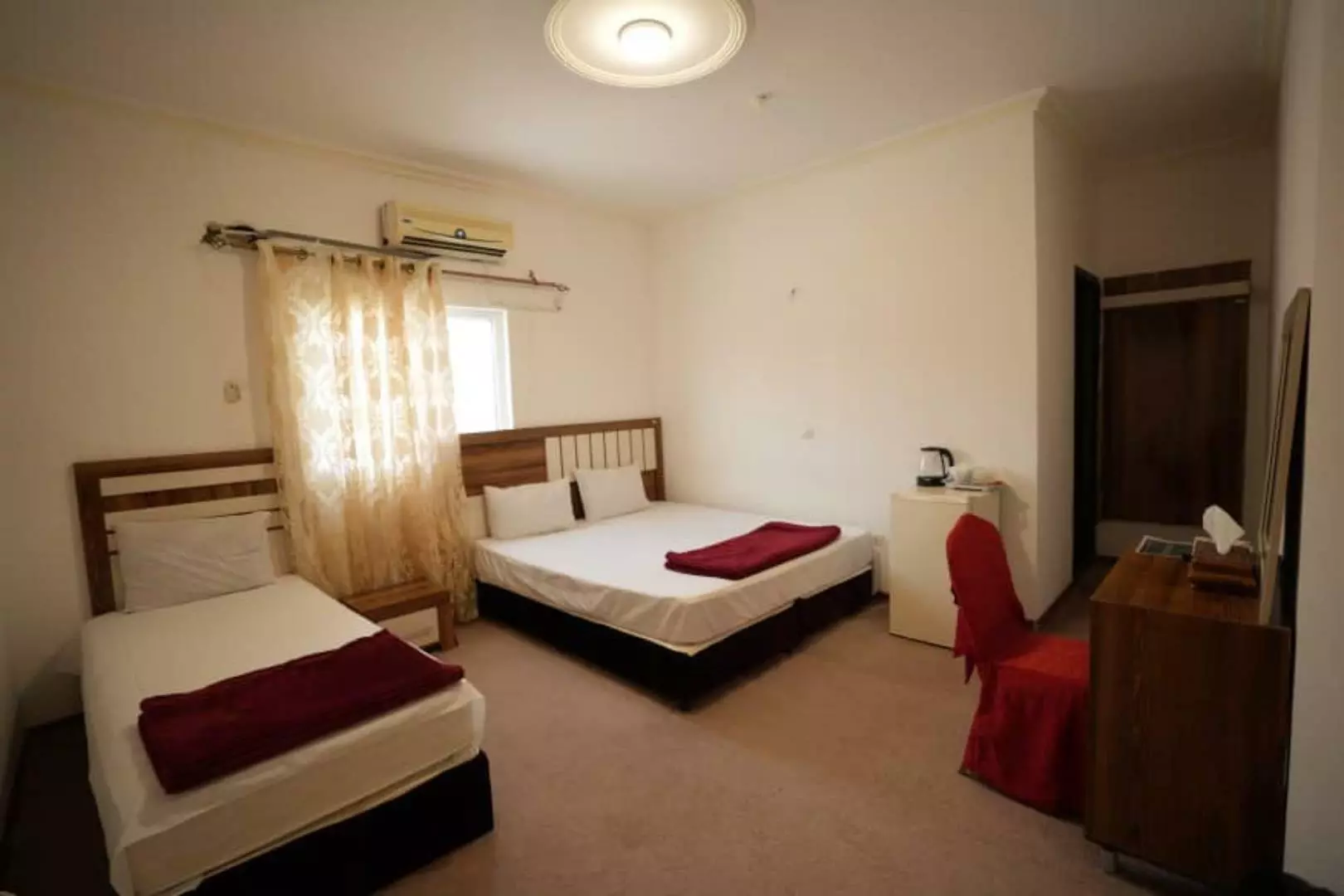 هتل بهشت قشم - اتاق 3 تخته (1 تخت 2 نفره 1 تخت 1 نفره)