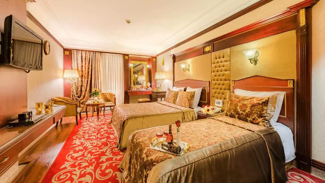 هتل گلدن پالاس مشهد - اتاق 3 تخته (1 تخت 2 نفره و 1 تخت 1 نفره)