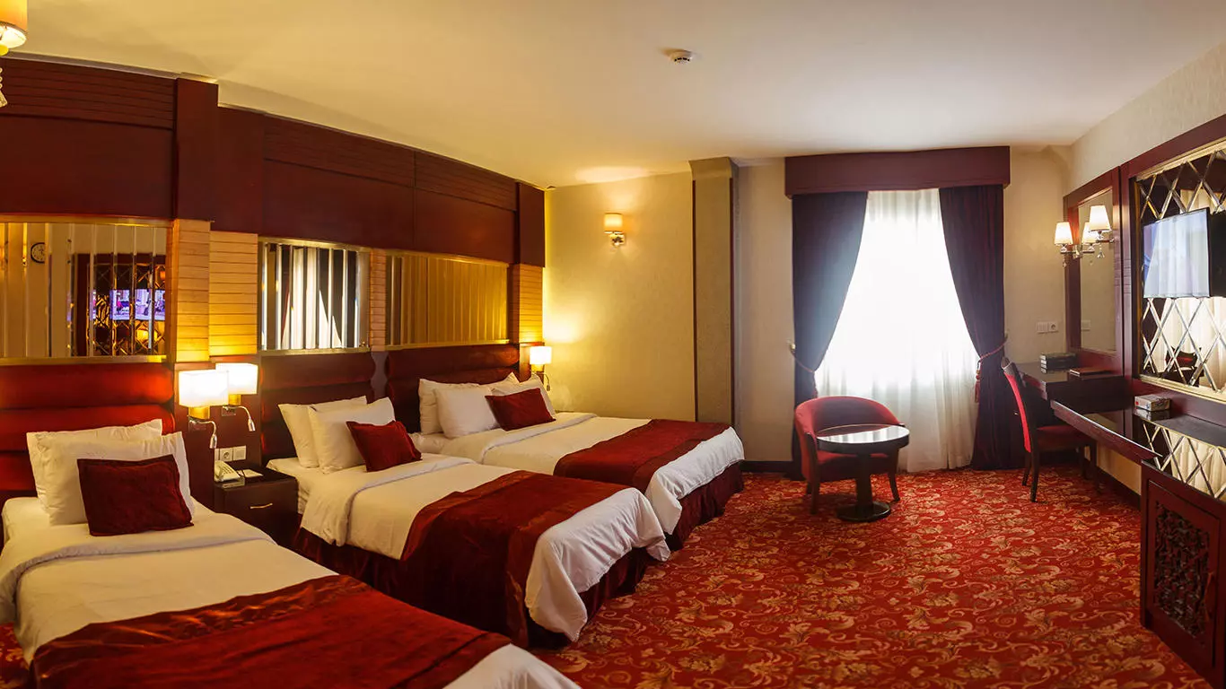 هتل الماس یک مشهد - اتاق 4 تخته (1 تخت 2 نفره و 2 تخت 1 نفره)