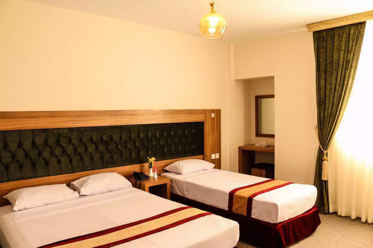 هتل بزرگ فردوسی تهران - اتاق 3 تخته (1 تخت 2 نفره و 1 تخت 1 نفره)