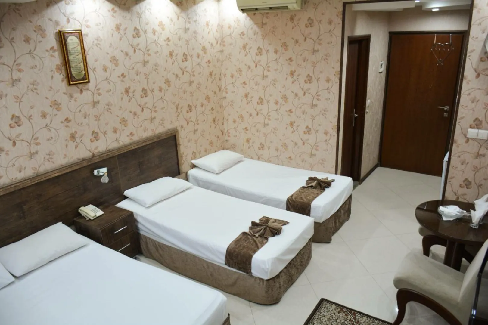 هتل گل گندم مشهد - اتاق 4 تخته (1 تخت 2 نفره و 1 تخت 1 نفره)