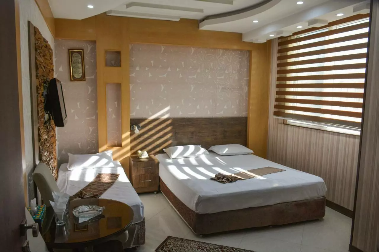 هتل گل گندم مشهد - اتاق 3 تخته (1 تخت 2 نفره و 1 تخت 1 نفره)