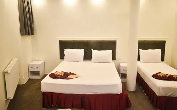 هتل خورشید مشهد - اتاق 3 تخته (1 تخت 2 نفره و 1 تخت 1 نفره)