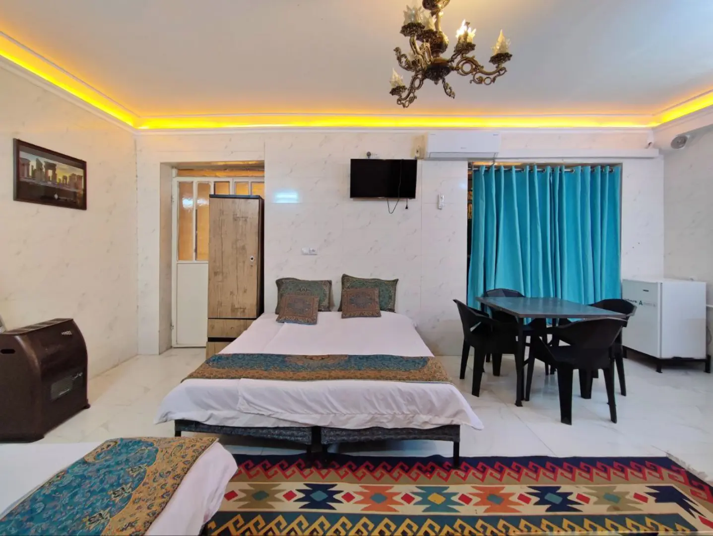 اقامتگاه بومگردی عطاءالدوله شیراز - اتاق 3 تخته (1 تخت 2 نفره 1 تخت 1 نفره)