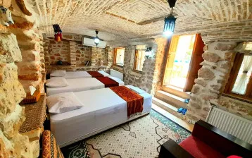 اقامتگاه بومگردی آنا شیراز - اتاق 3 تخته (3 تخت 1 نفره)