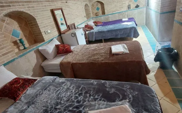 اقامتگاه سنتی ملک تاج شیراز - اتاق 4 تخته (4 تخت 1 نفره)