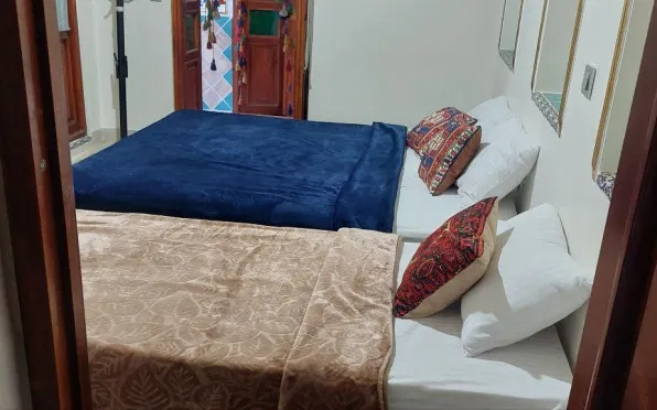 اقامتگاه سنتی ملک تاج شیراز - اتاق 3 تخته (1 تخت 2 نفره 1 تخت 1 نفره)