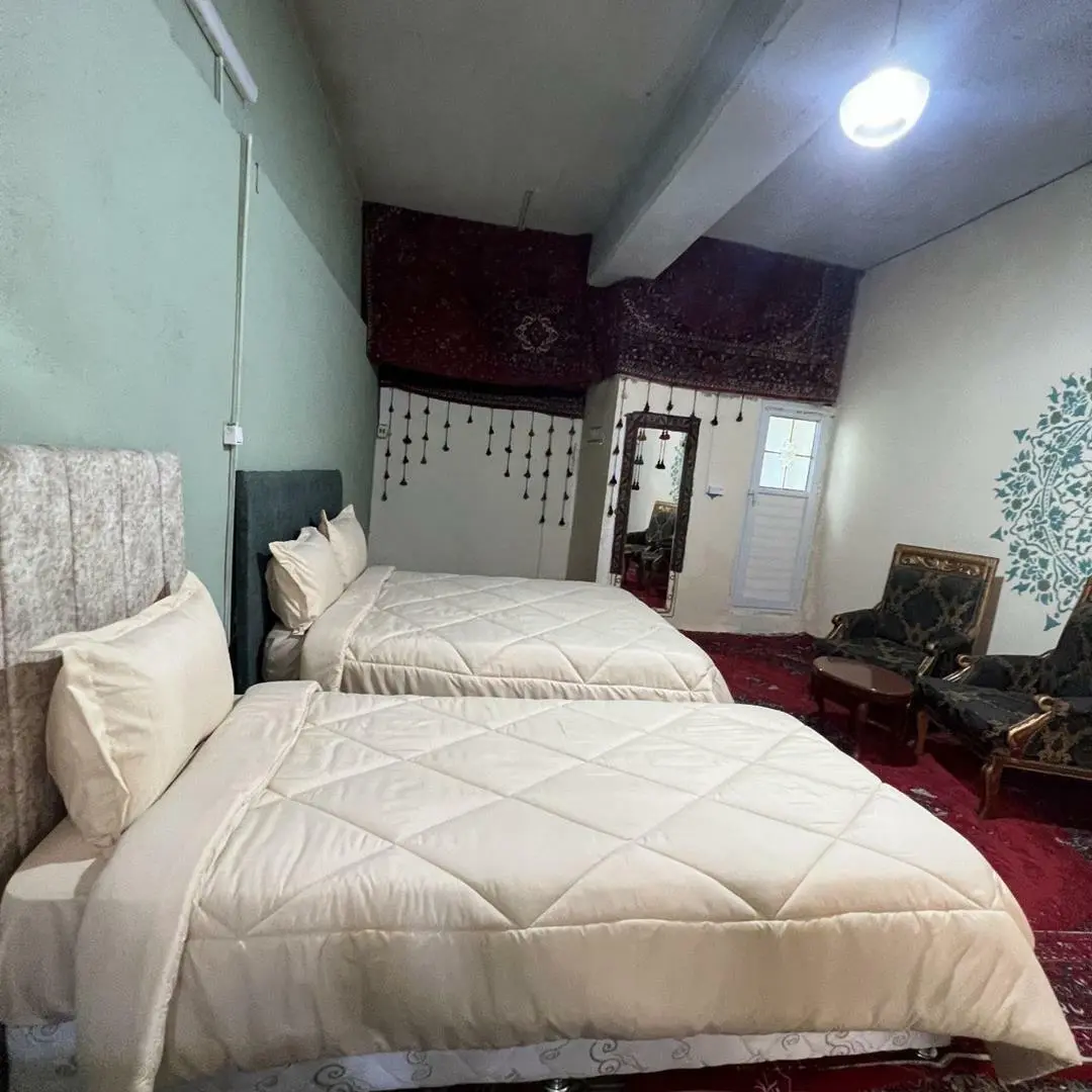 مهمانپذیر فونیکس شیراز - اتاق 3 تخته (1 تخت 2 نفره 1 تخت 1 نفره)