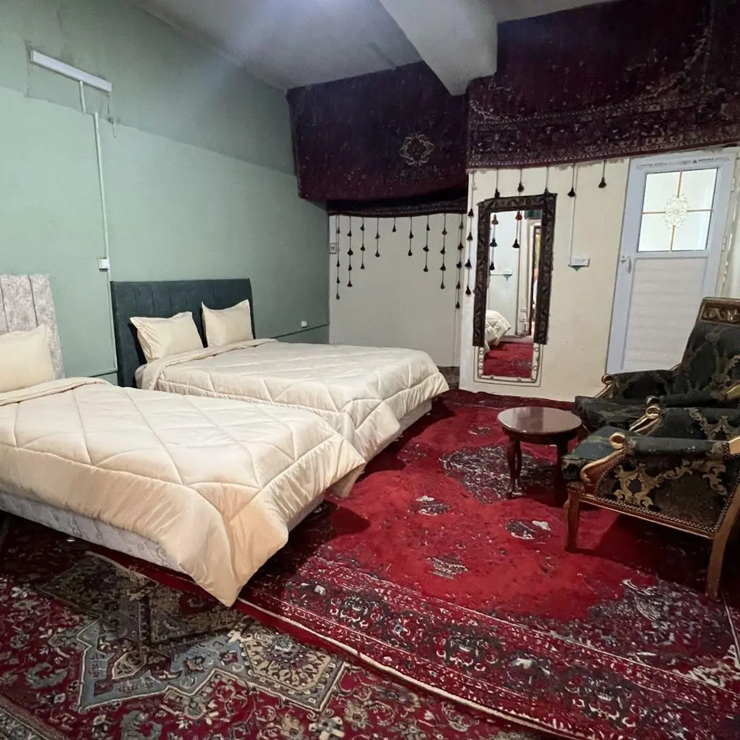 مهمانپذیر فونیکس شیراز - اتاق 3 تخته (1 تخت 2 نفره 1 تخت 1 نفره)