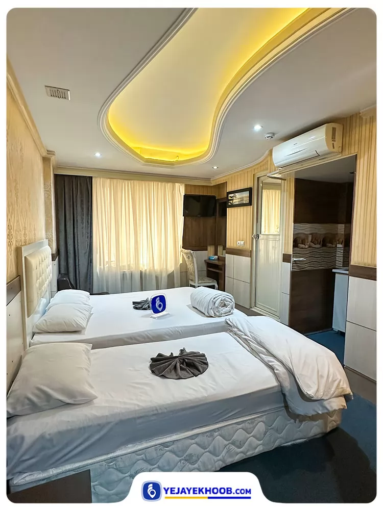 هتل آپارتمان سفرا مشهد - اتاق 3 تخته (1 تخت 2 نفره و 1 تخت 1 نفره)