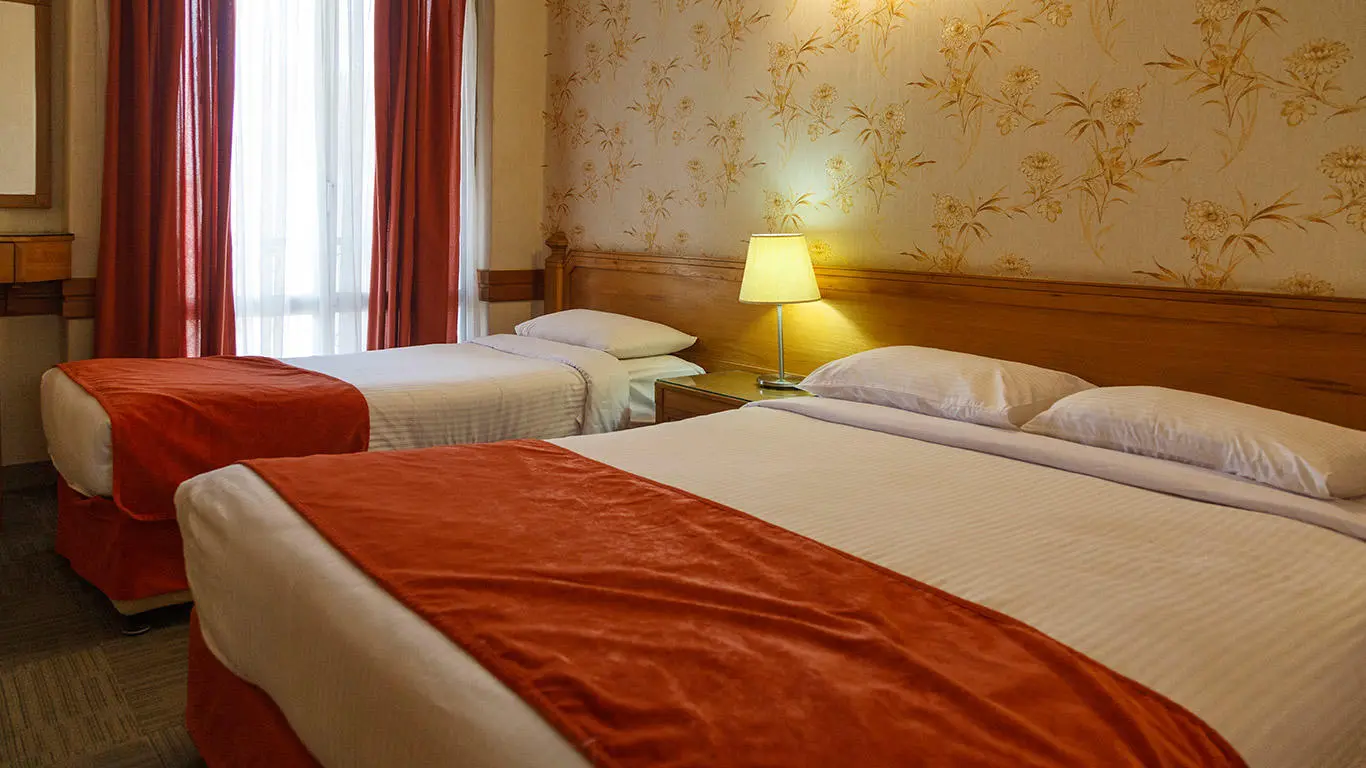 هتل البرز تهران - اتاق 3 تخته (1 تخت 2 نفره و 1 تخت 1 نفره)