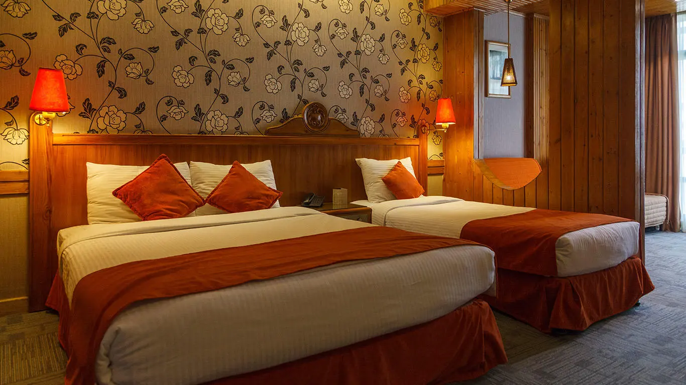 هتل امیر تهران - اتاق 3 تخته (1 تخت 2 نفره و 1 تخت 1 نفره)