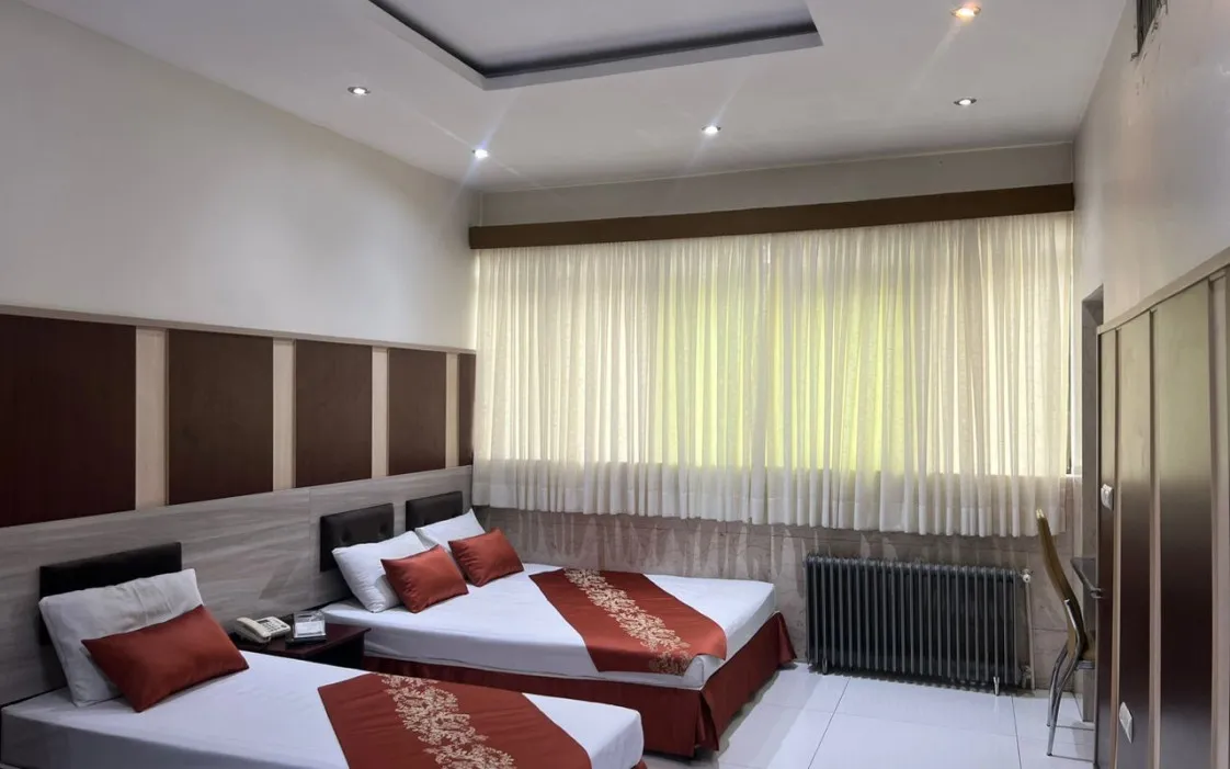 هتل حافظ تهران - اتاق 3 تخته (1 تخت 2 نفره و 1 تخت 1 نفره)