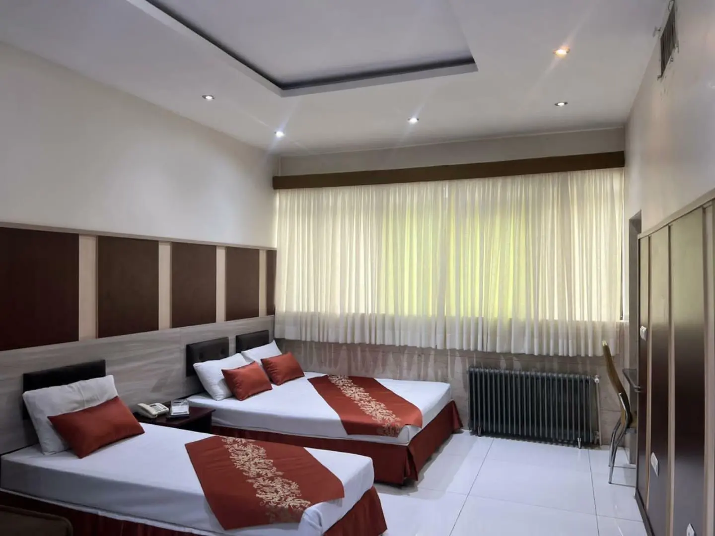 هتل حافظ تهران - اتاق 3 تخته (1 تخت 2 نفره و 1 تخت 1 نفره)