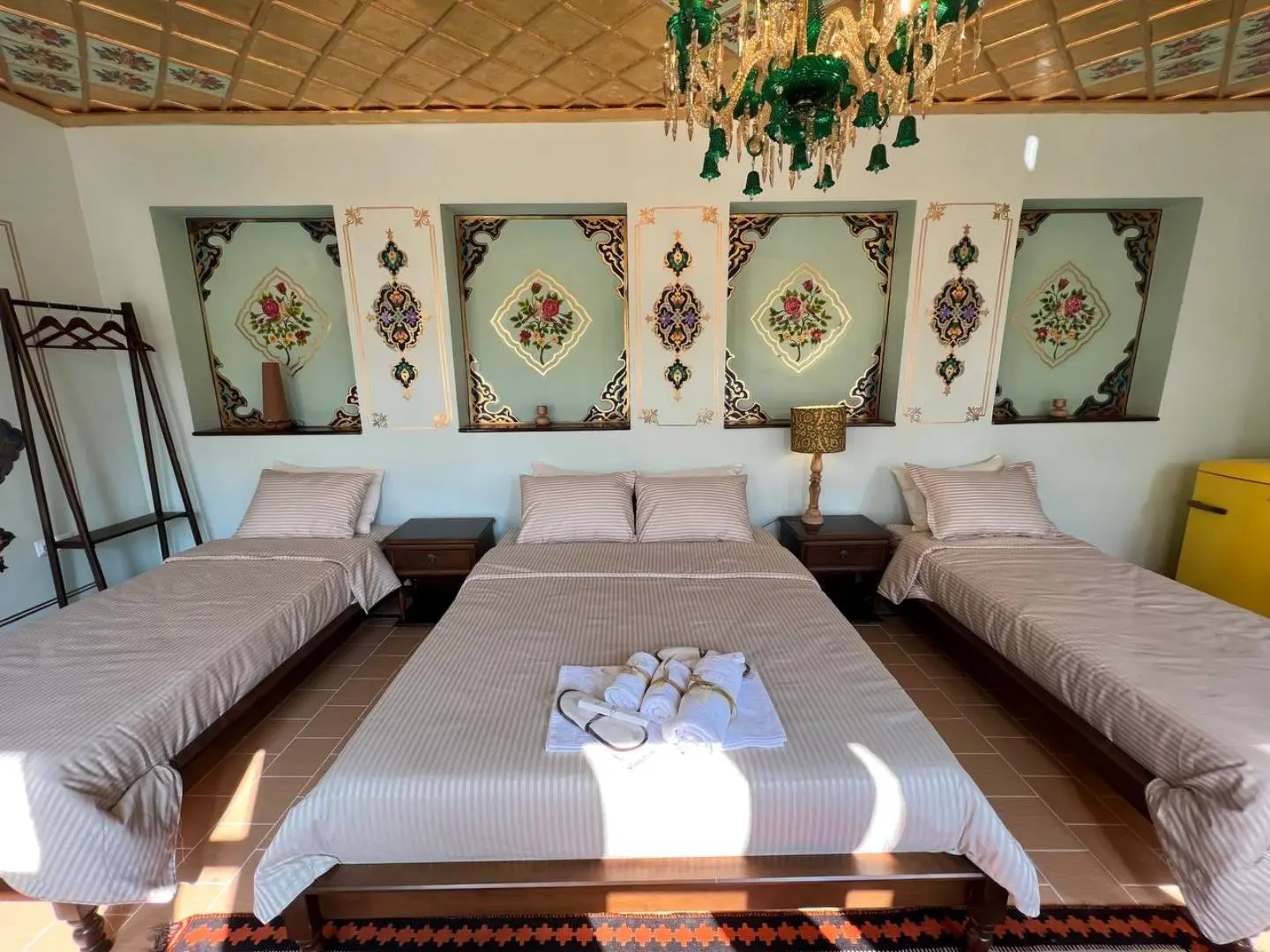 اقامتگاه سنتی روزبهان شیراز - اتاق 4 تخته (1 تخت 2 نفره 2 تخت 1 نفره)