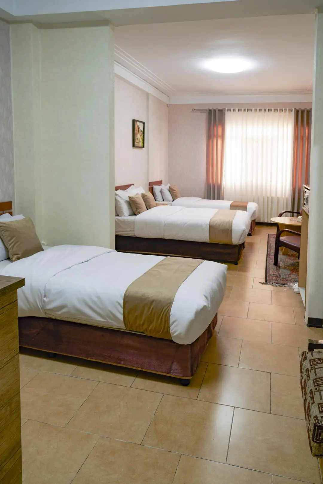 هتل آرمان تهران - اتاق 4 تخته (1 تخت 2 نفره و 2 تخت 1 نفره)