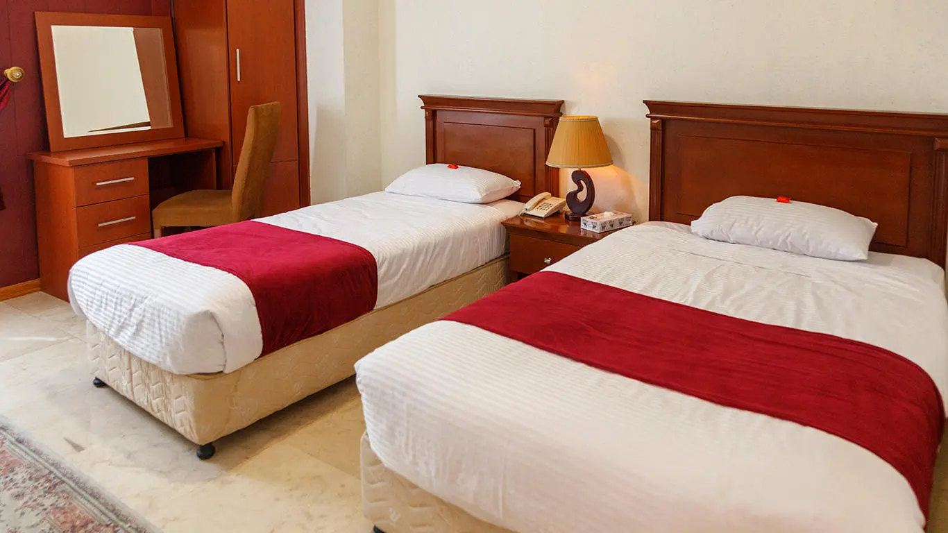 هتل آپارتمان کوروش تهران - اتاق 3 تخته (1 تخت 2 نفره و 1 تخت 1 نفره)