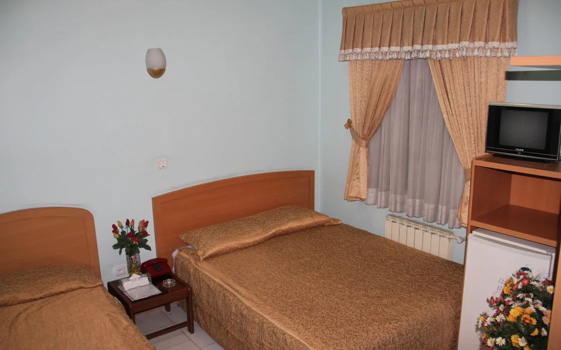 هتل مهر تهران - اتاق 3 تخته (1 تخت 2 نفره و 1 تخت 1 نفره)