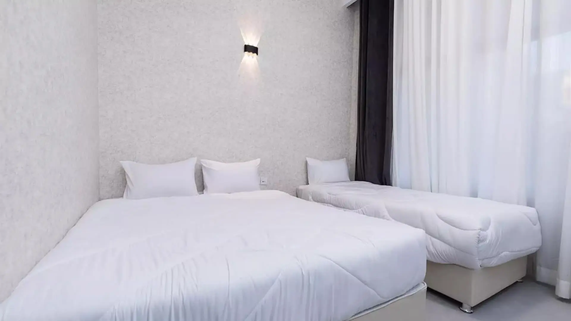 هتل پیروز تهران - اتاق 3 تخته (1 تخت 2 نفره و 1 تخت 1 نفره)