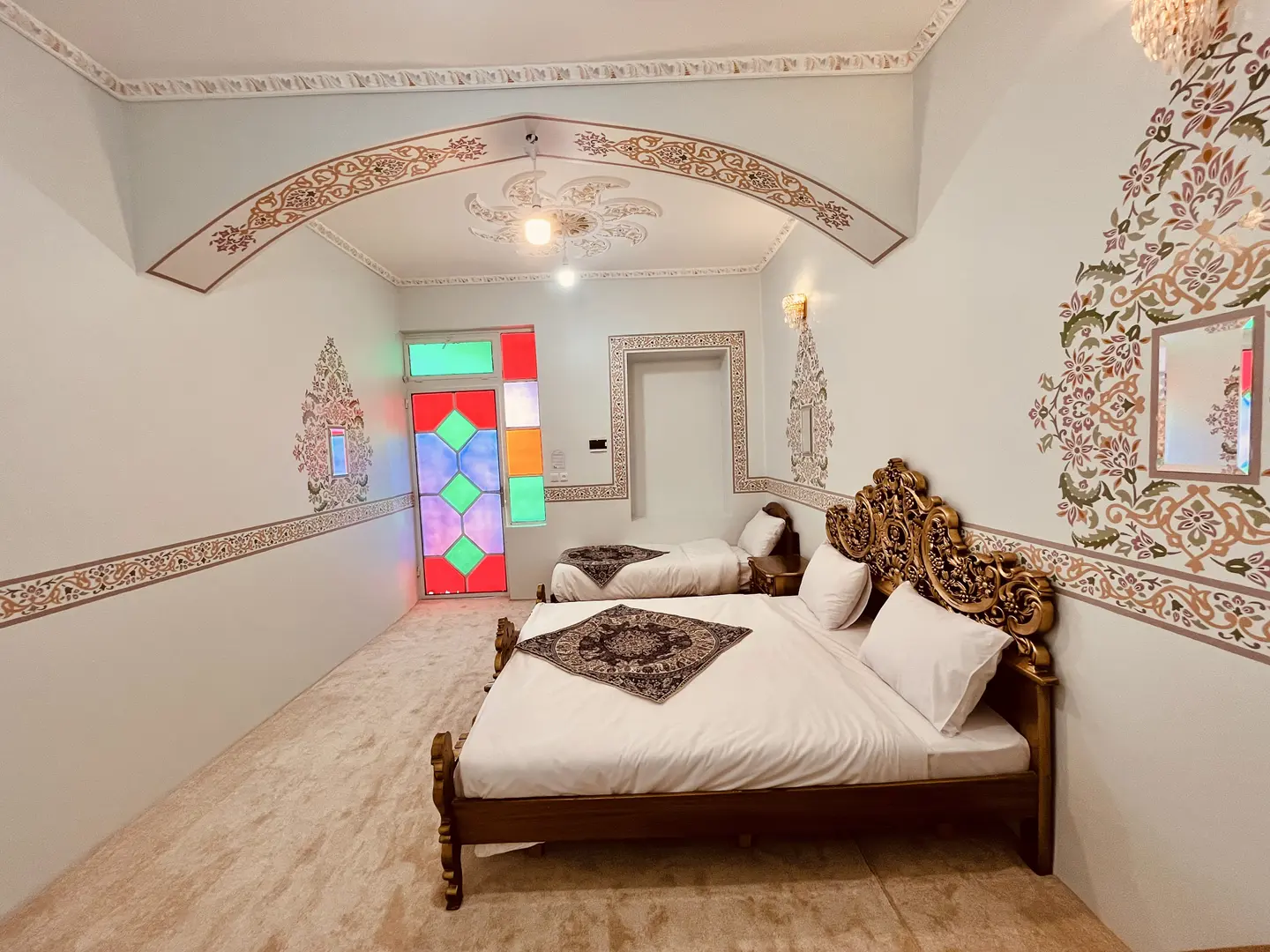 اقامتگاه بومگردی ماهور اصفهان - اتاق 3 تخته (1 تخت 2 نفره 1 تخت 1 نفره)