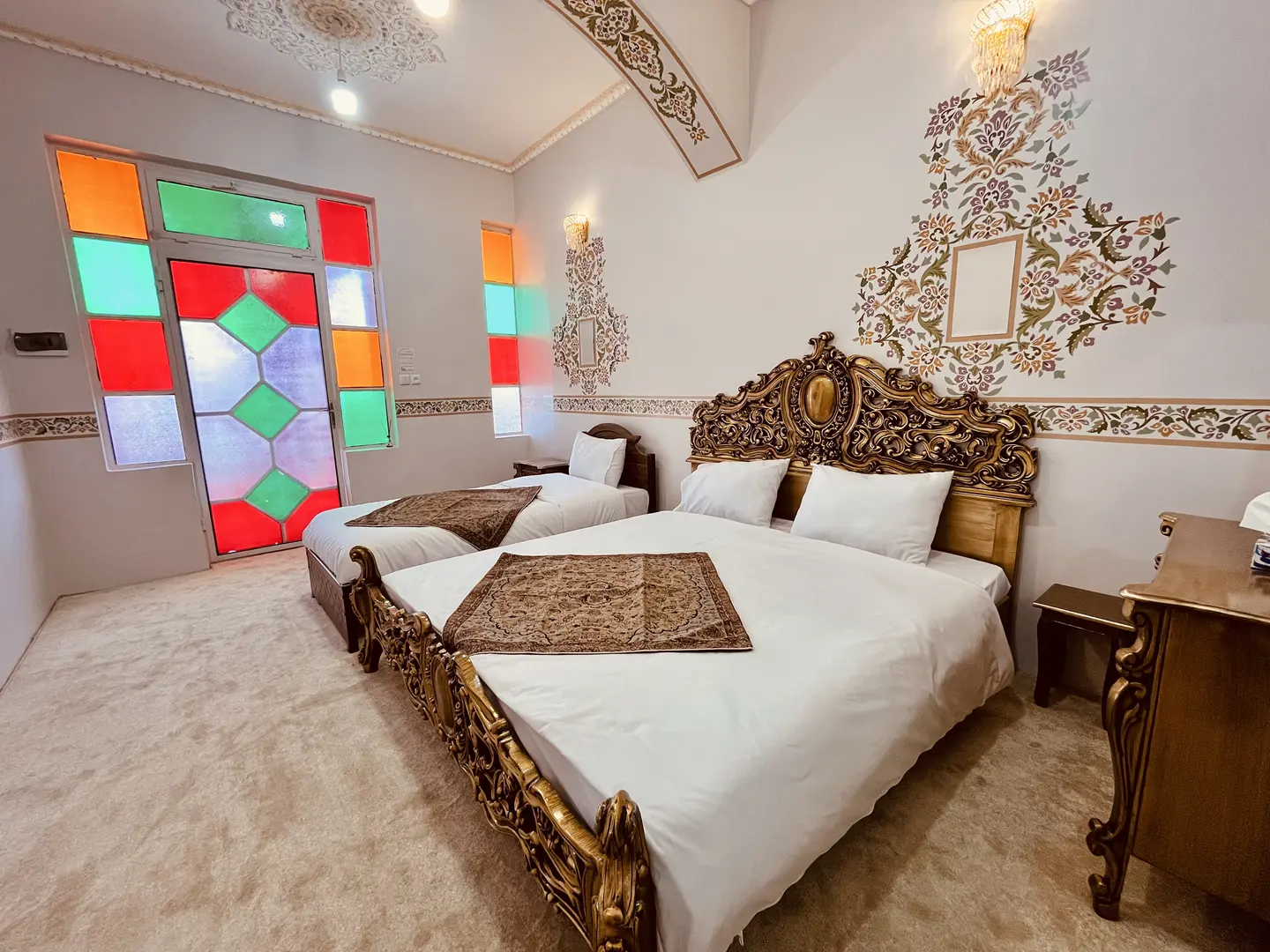 اقامتگاه بومگردی ماهور اصفهان - اتاق 3 تخته (1 تخت 2 نفره 1 تخت 1 نفره)