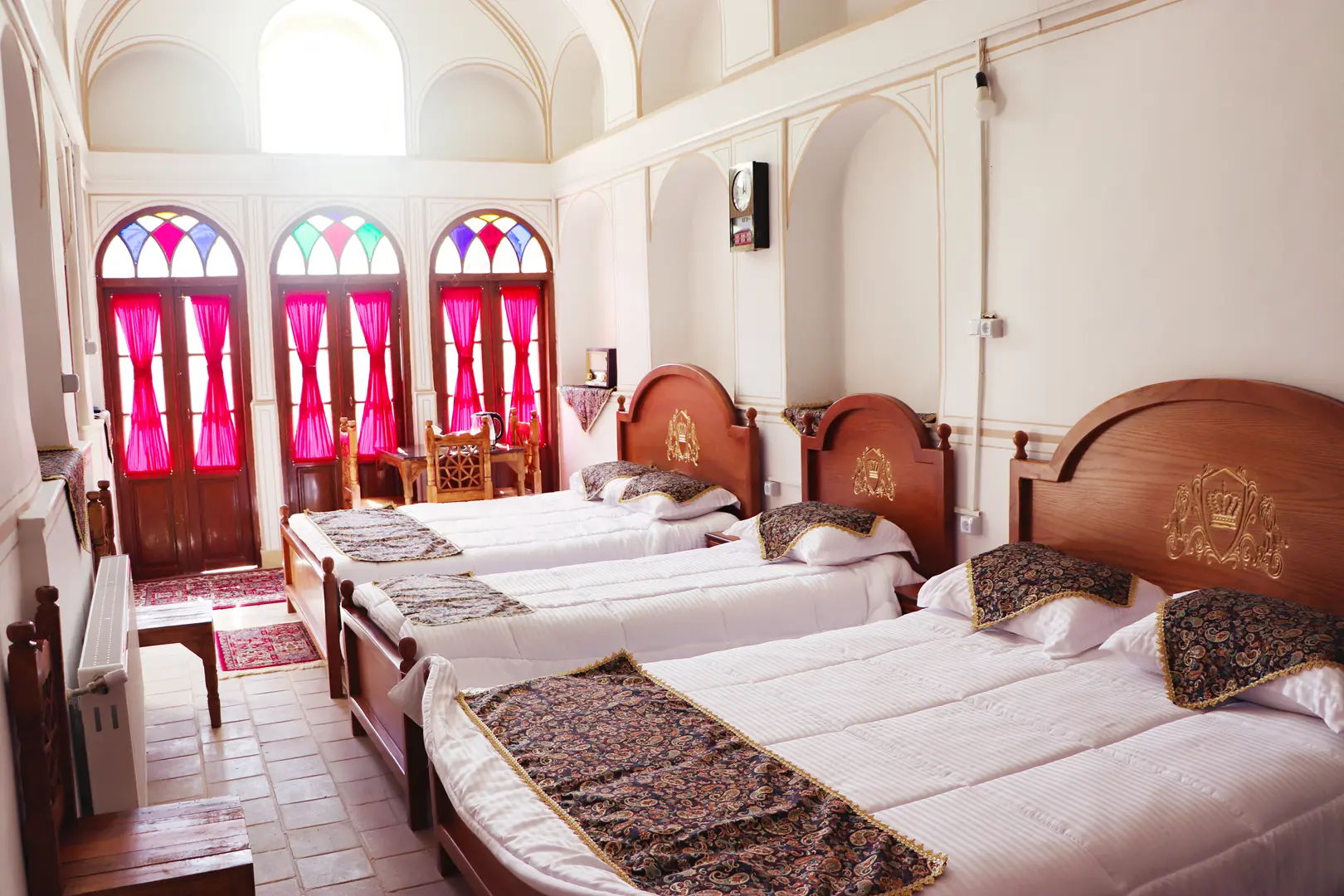 اقامتگاه ستی زرتاج اصفهان - اتاق 5 تخته (2 تخت 2 نفره 1 تخت 1 نفره)