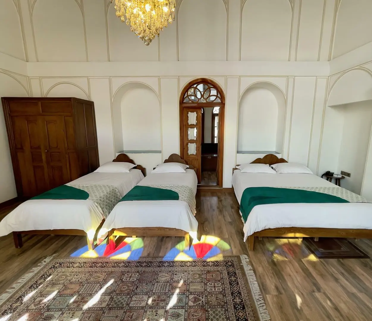 هتل آرمنیا اصفهان - اتاق 4 تخته (1 تخت 2 نفره 2 تخت 1 نفره)