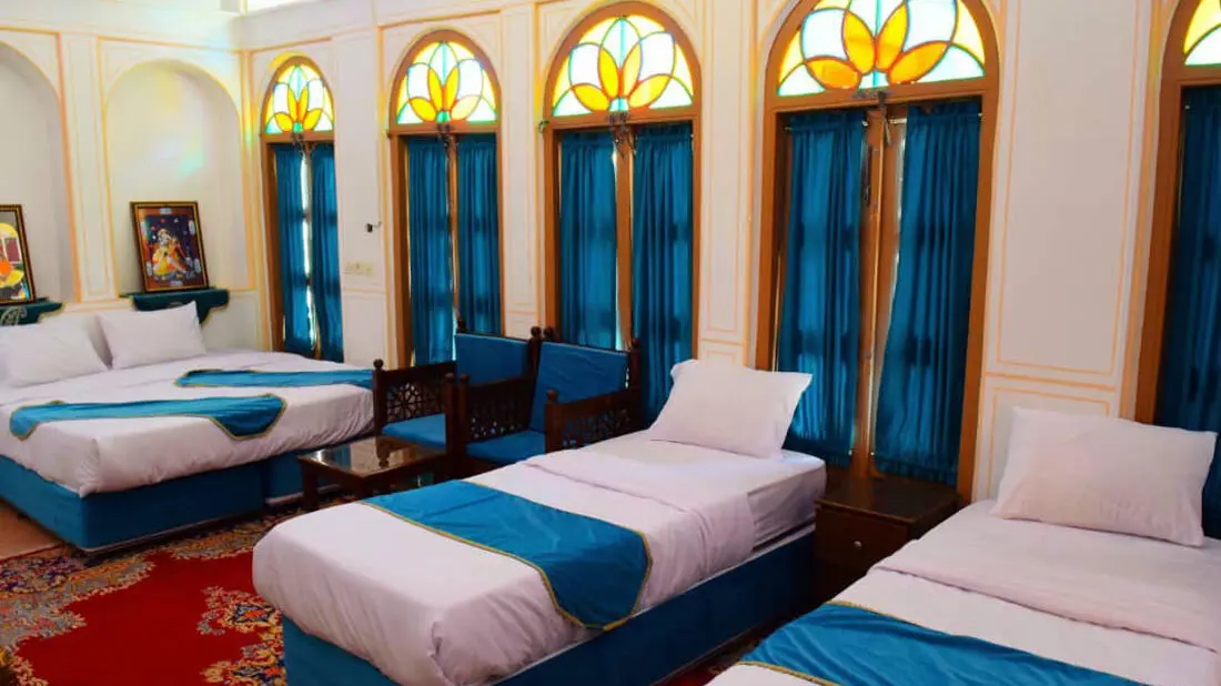 اقامتگاه سنتی خان نشین اصفهان - اتاق 4 تخته (1 تخت 2 نفره و 2 تخت 1 نفره)