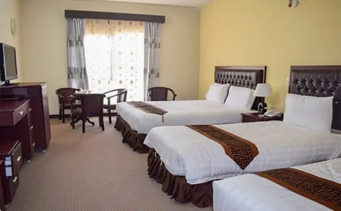 هتل گامبرون کیش - اتاق 4 تخته (1 تخت 2 نفره 2 تخت 1 نفره)