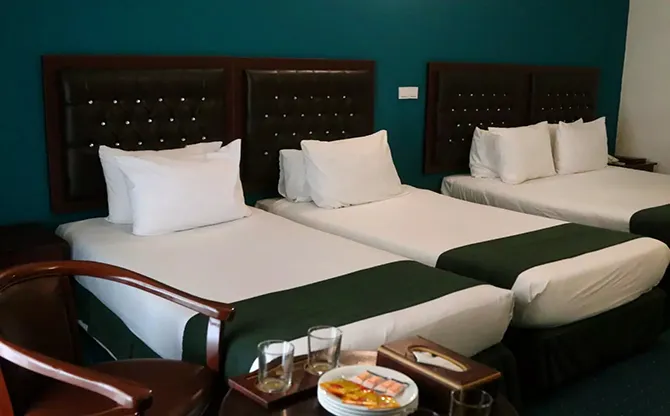 هتل گامبرون کیش - اتاق 4 تخته (1 تخت 2 نفره 2 تخت 1 نفره)