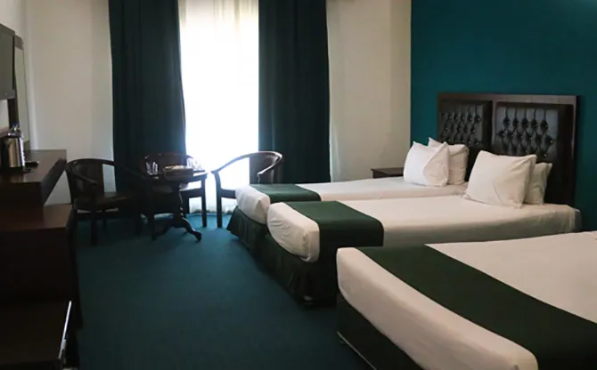 هتل گامبرون کیش - اتاق 4 تخته (1 تخت 2 نفره 2 تخت 1 نفره)