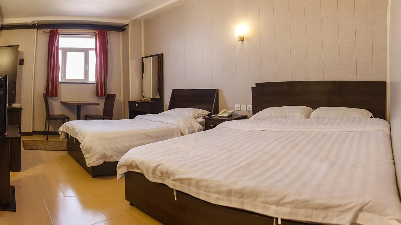 هتل آپادانا قشم - اتاق 3 تخته (1 تخت 2 نفره 1 تخت 1 نفره)