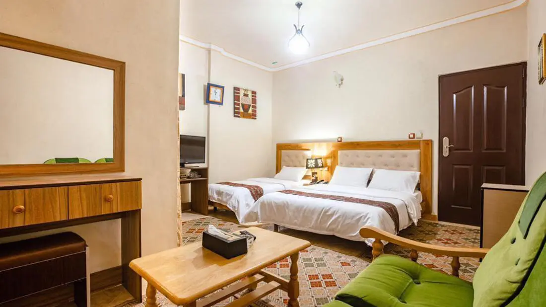 هتل آرام قشم - اتاق 3 تخته (1 تخت 2 نفره 1 تخت 1 نفره)