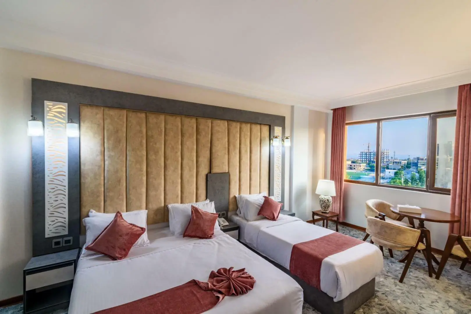 هتل آرام قشم - اتاق 3 تخته (1 تخت 2 نفره 1 تخت 1 نفره)