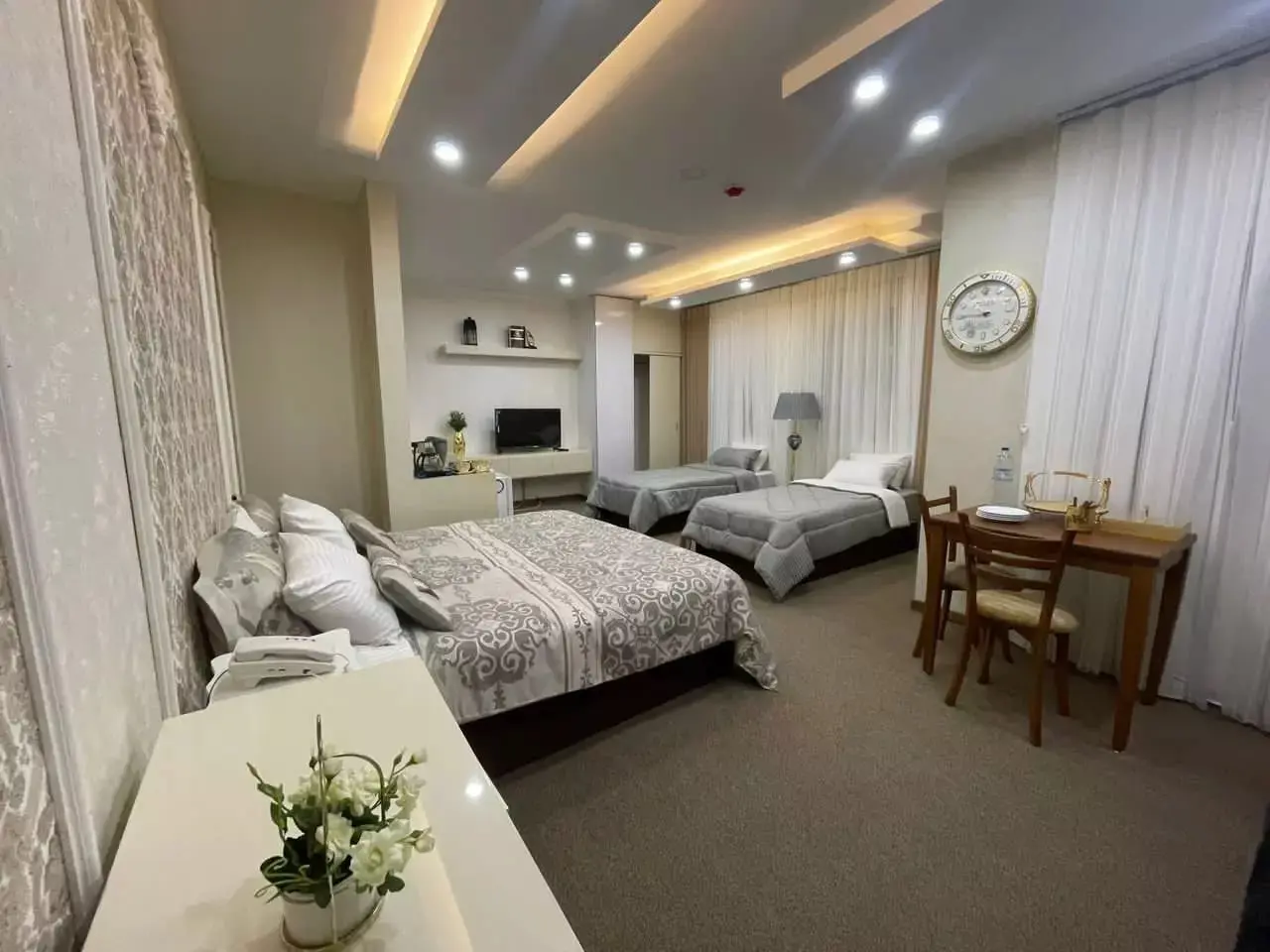 هتل سارینا قشم - اتاق 4 تخته (1 تخت 2 نفره 2 تخت 1نفره)