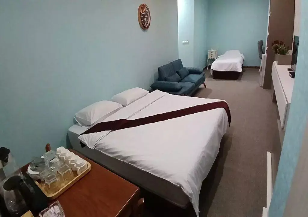 هتل سارینا قشم - اتاق 3 تخته (1 تخت 2 نفره 1 تخت 1 نفره)