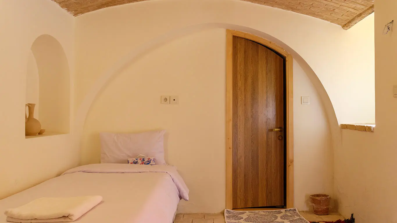 اقامتگاه بومگردی سرای همایونی شیراز - اتاق 1 تخته 