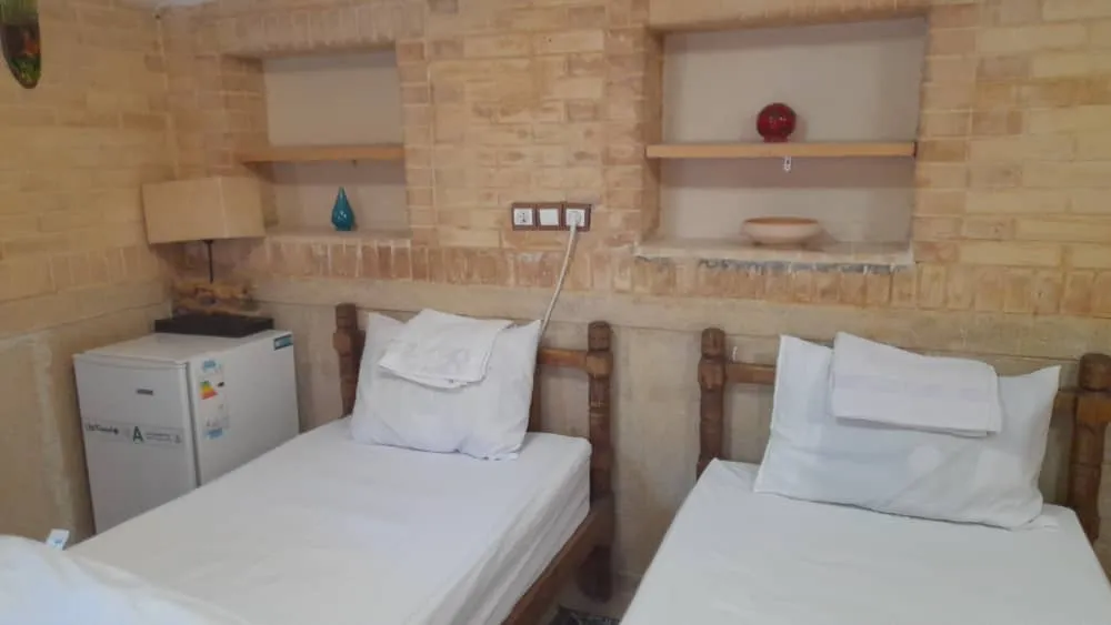 اقامتگاه بومگردی سووشون شیراز - اتاق 2 تخته (2 تخت 1 نفره)