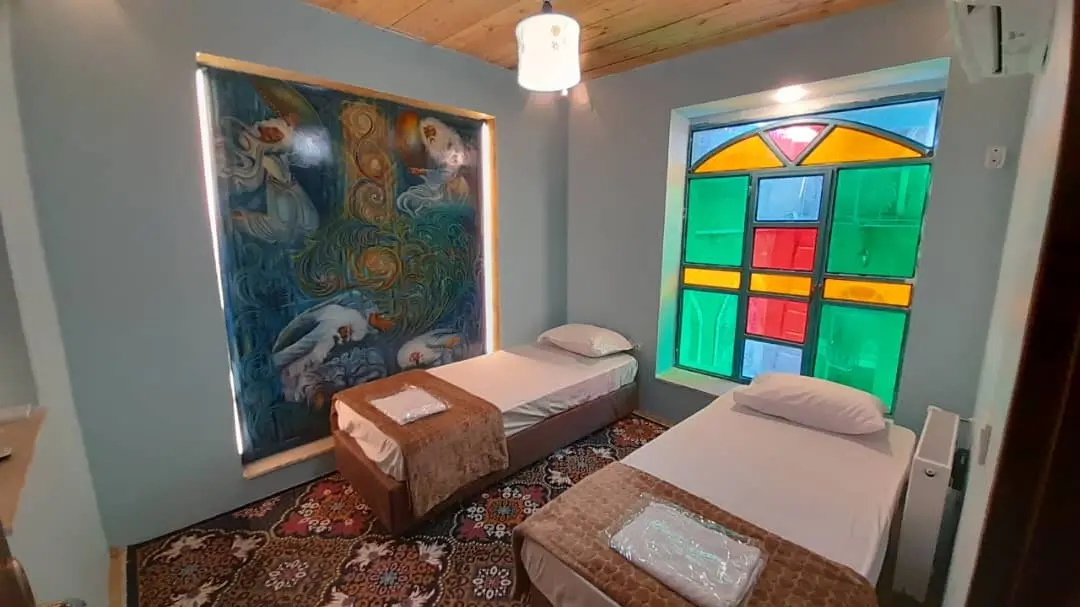 اقامتگاه بومگردی سووشون شیراز - اتاق 2 تخته (2 تخت 1 نفره)