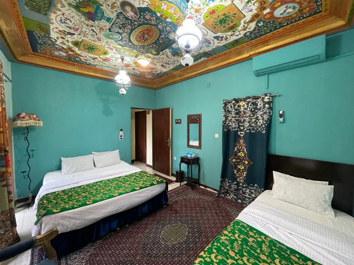 اقامتگاه سنتی ترنجستان شیراز - اتاق 3 تخته (1 تخت 2 نفره 1 تخت 1 نفره)