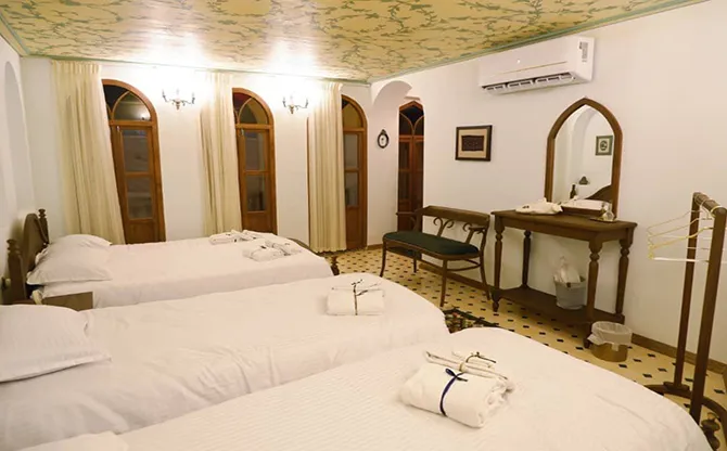 اقامتگاه سنتی راوی شیراز - اتاق 4 تخته (1 تخت 2 نفره 2 تخت 1 نفره)