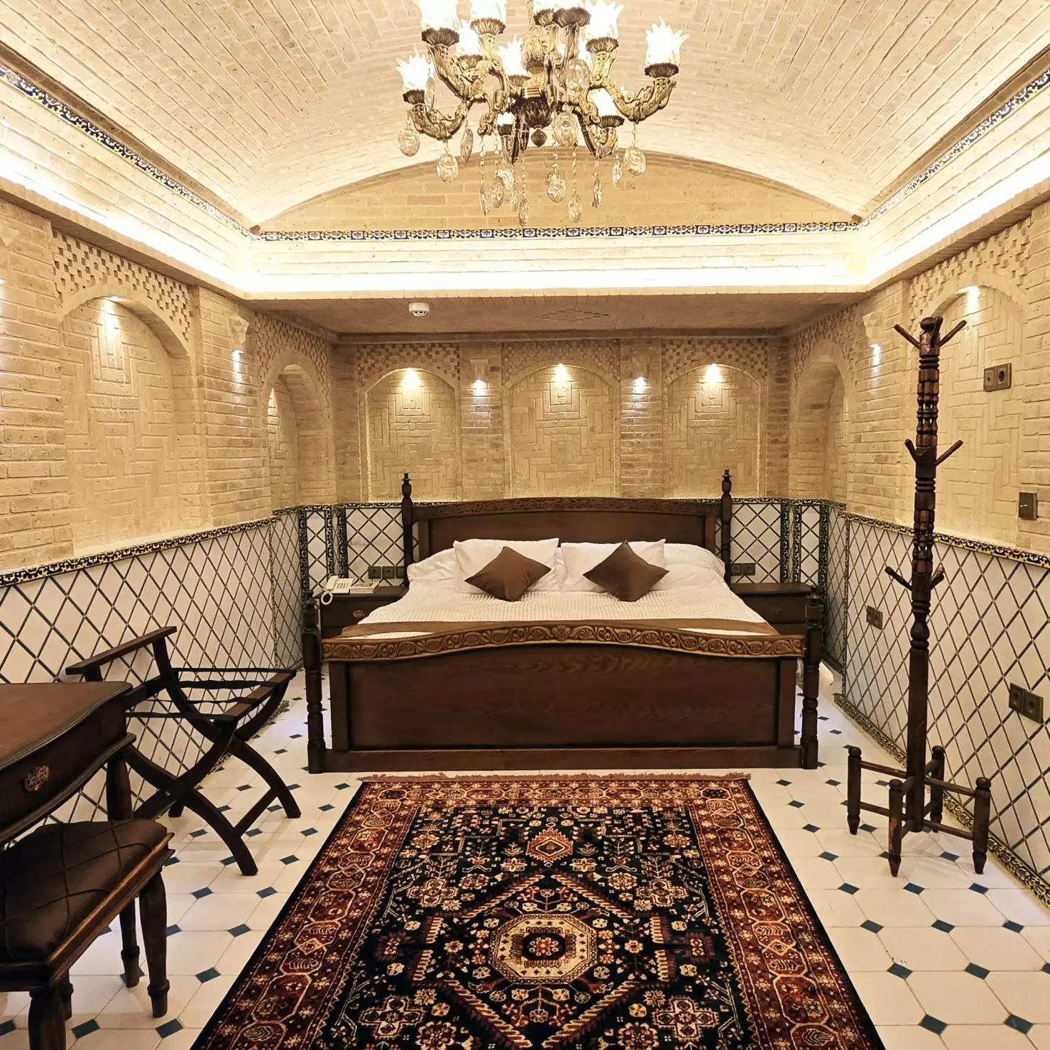 هتل بوتیک عمارت محلاتی شیراز - اتاق 2 تخته (1 تخت 2 نفره)