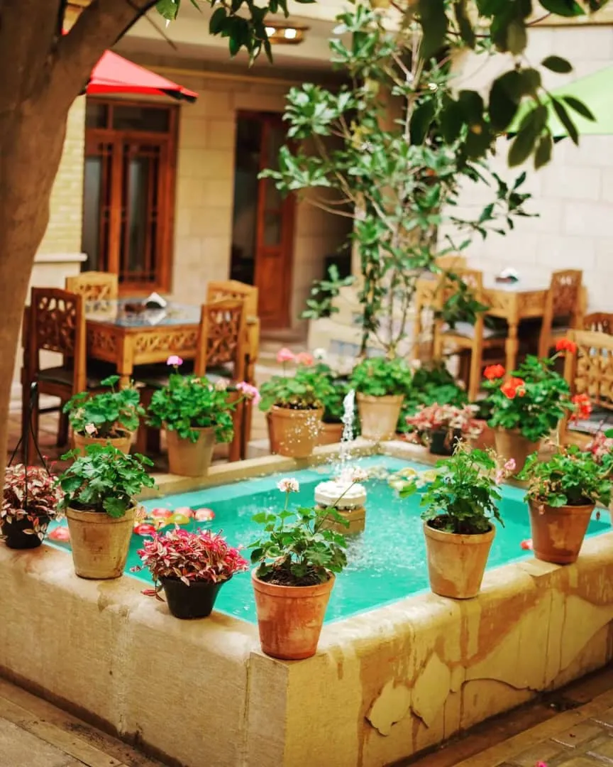 اقامتگاه سنتی عمارت جمشیدیه شیراز - نمای محوطه